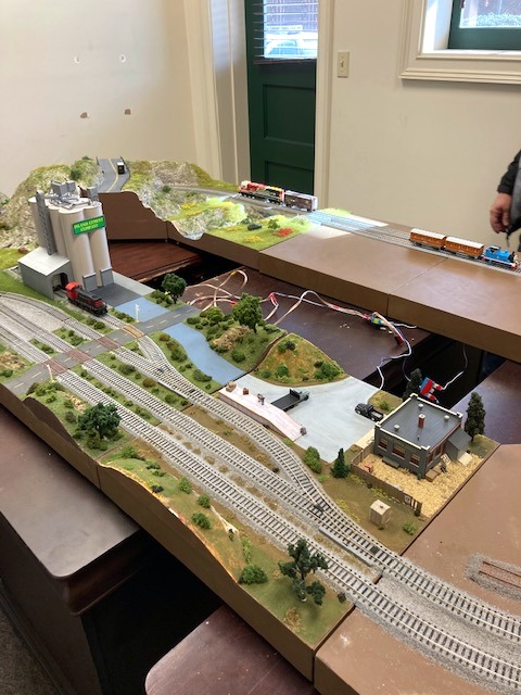 Ken Majchrzak, Joe Davis and Dave Winans coordinated the scenery on three single modules such that together they include a passing siding and industrial spur.